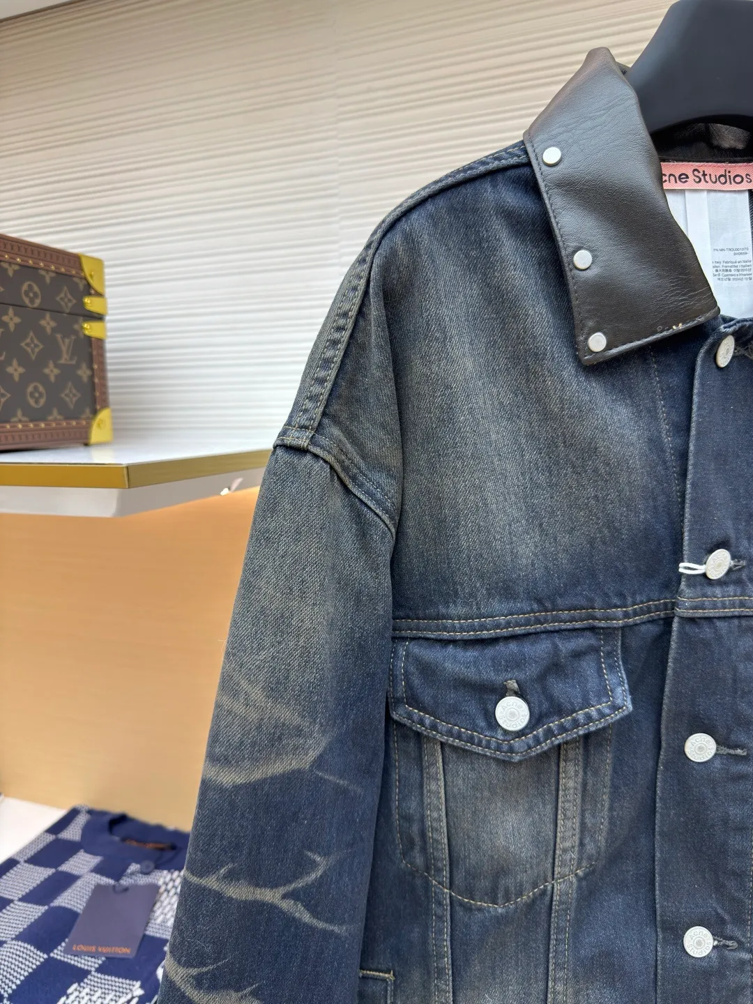 Acne Studios embroidered denim jacket ●Authentic product: Purchased and developed for 8500 ●Item No.: 1680047-B80 ●Material: densely woven cotton denim fabric ●Technology: embroidery production ●Version: Fitted version ●Weight: about 1020 ●Size: S-M-L-XL ●Description: Customized densely woven cotton denim material with excellent texture and comfortable skin fit. Use gradient fried blue as the base tone, natural and layered It is the ultimate display of retro aesthetics. The collar leather has been sublimated, and studs are inlaid at random around the collar. It has received a new interpretation. Acne Studios' light or dark stitches are jumping and intertwined on the sleeves. It is a miniature presentation of the brand spirit. It breaks the monotony and rigidity of traditional denim jackets. It interprets with a unique design and has become the new favorite of retro fashion. It uses imported machine embroidery technology and uses advanced computer control systems and precision mechanical components. AcneStudios embroidery operations have high precision. The lines are smooth and delicate. Multiple sand-rubbers are used to rub the specific parts with a high-pressure spray gun to achieve a local gradient effect. Then, a unique texture pattern is created through frosting technology. The workmanship is extremely complex, time-consuming and labor-intensive. The overall wiring is straight and delicate, the fabric is comfortable and soft, and the color is consistent without color difference. It can be matched with the same style to create a fashionable look and control various occasions. Customized accessories, complete with three standards, same style for men and women!